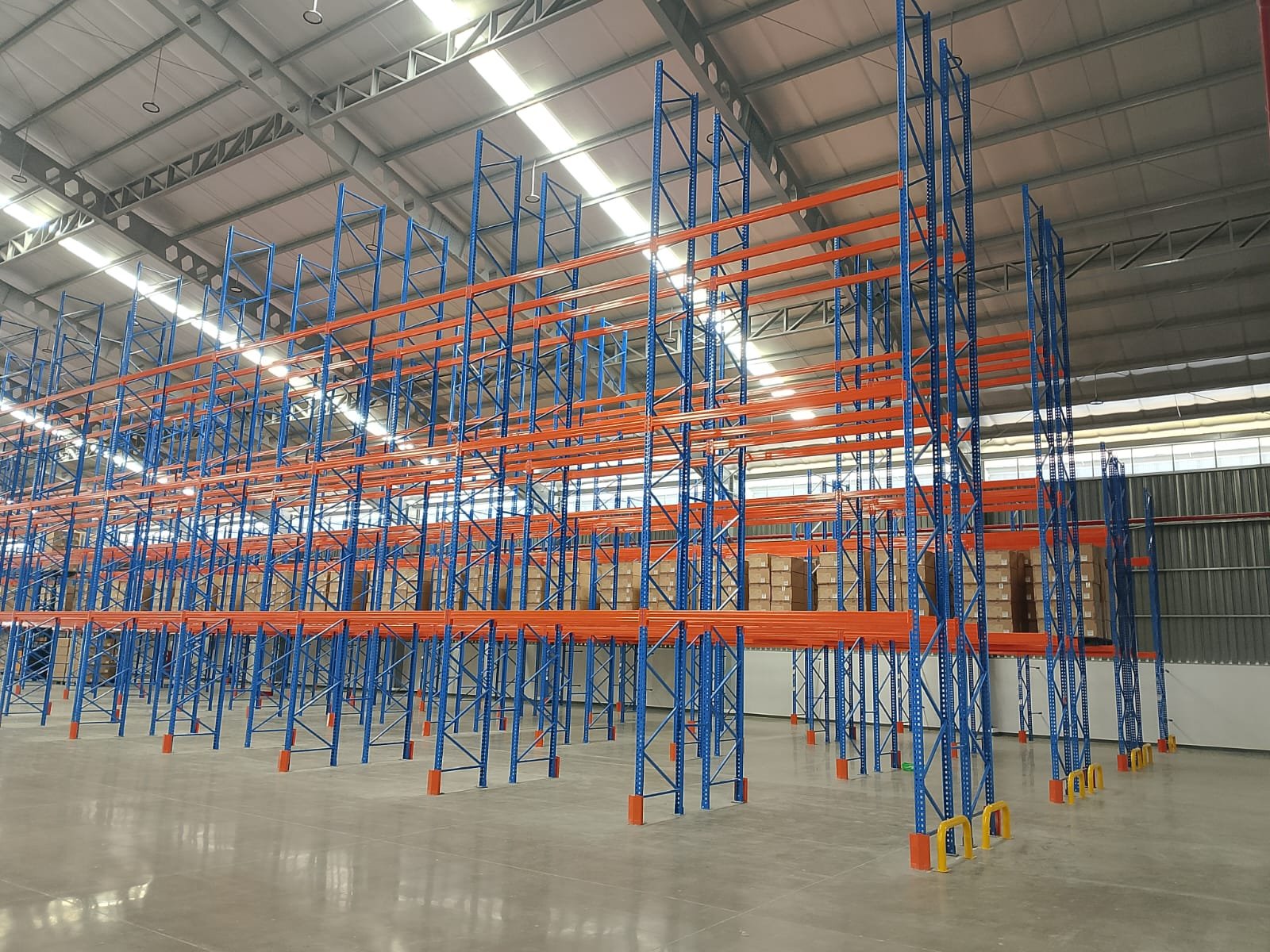 Rak gudang produk jadi skincare dengan lorong forklift