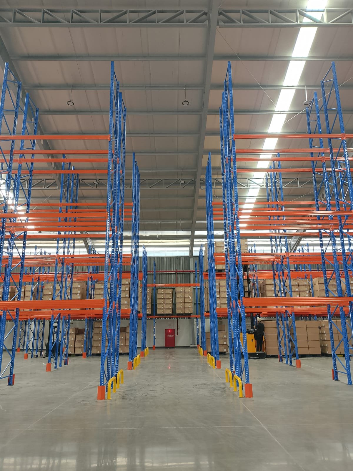 Pallet racking kosmetik enam level dengan wiremesh decking