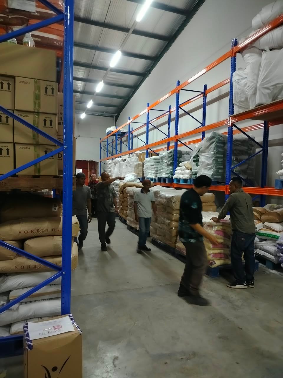 Rak gudang bahan baku kosmetik untuk drum dan sak di atas palet
