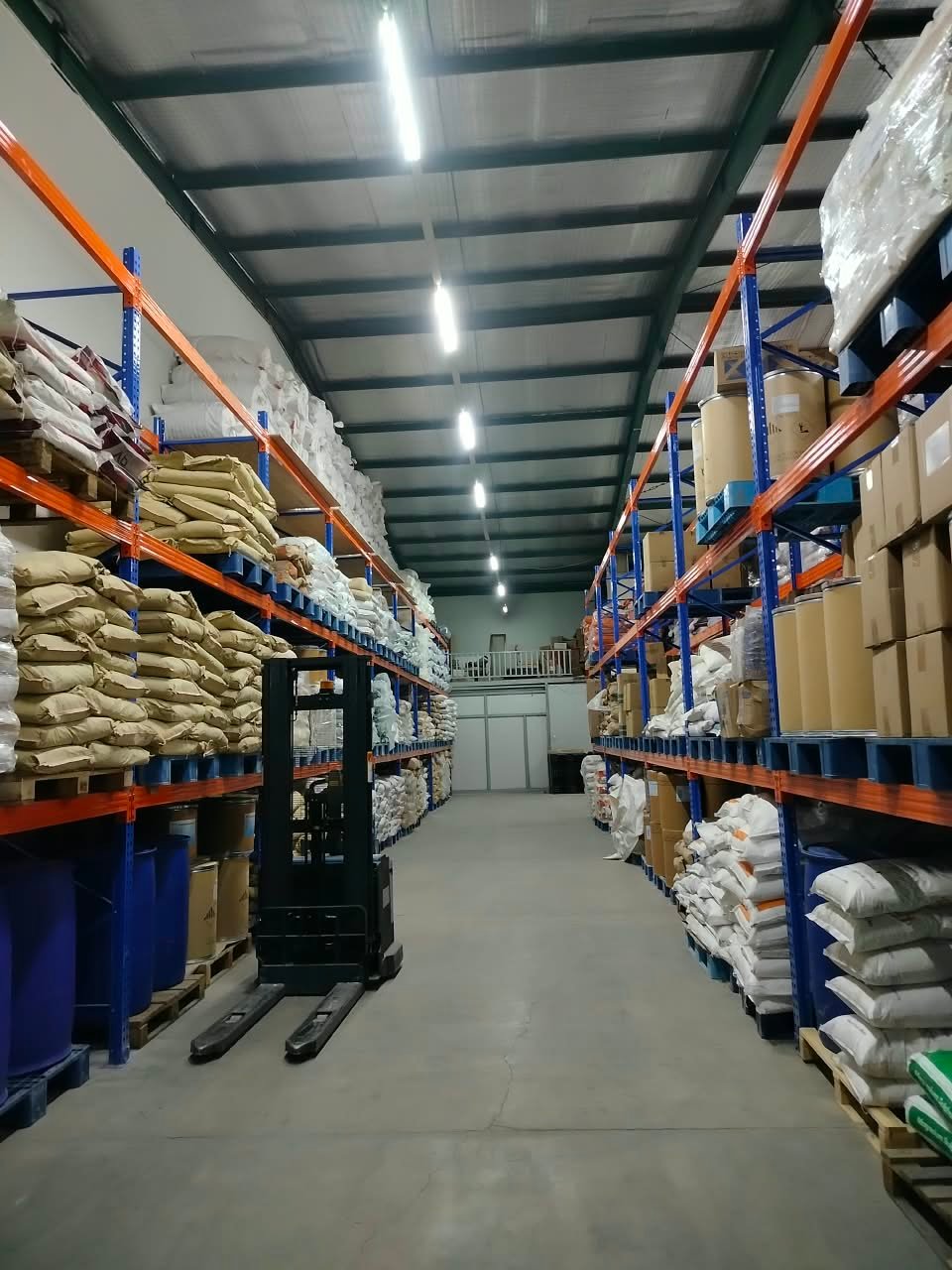 Gudang bahan baku kosmetik dengan rak baja powder coating