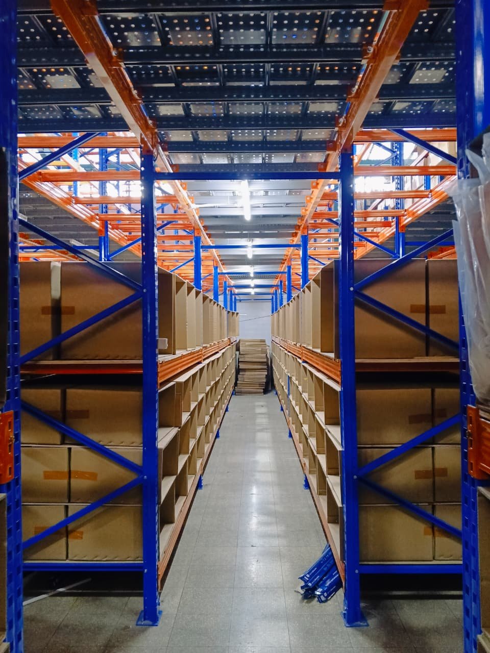 Rak mezzanine multitier gudang bahan kemas kosmetik dua lantai