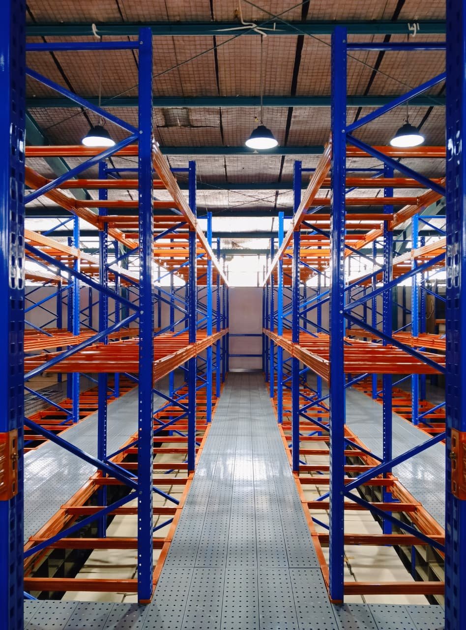 Mezzanine gudang kemasan kosmetik dengan tangga dan handrail