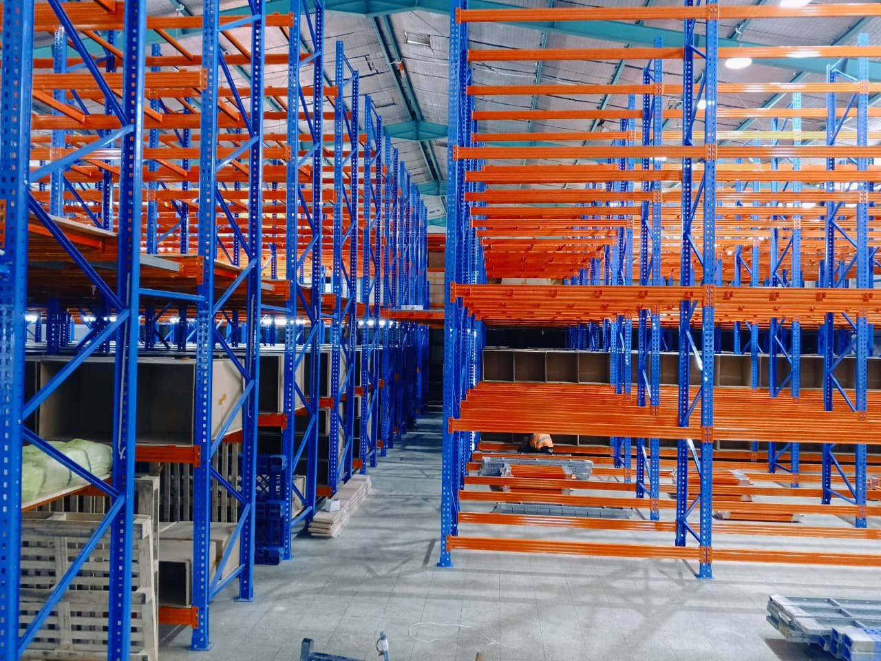 Lantai atas mezzanine gudang bahan kemas kosmetik